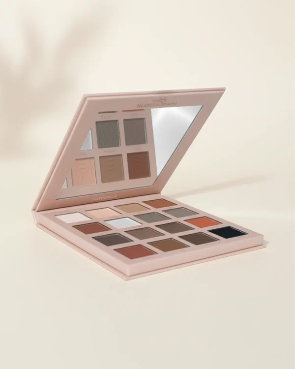Paleta de sombras con 16 tonos neutros y cálidos de textura sedosa, perfecta para looks naturales o sofisticados.